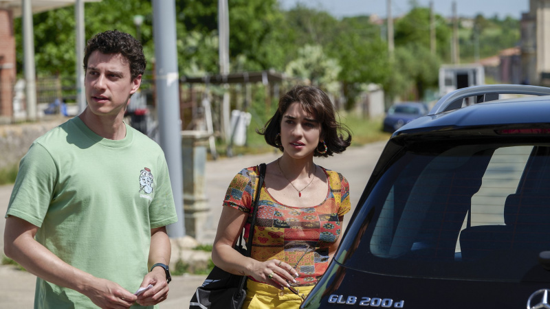   Adamas DiMarco ir Simona Tabasco filme „Baltasis lotosas“.