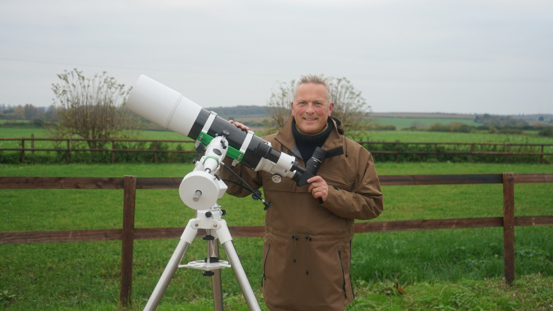   Jules Hudson en un campo con un telescopio en Winter on the Farm.