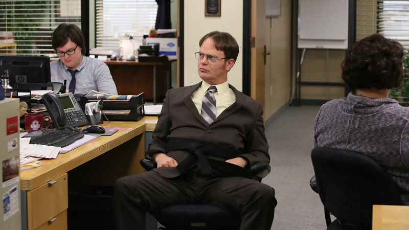 Rainn Wilson als Dwight an seinem Schreibtisch in The Office