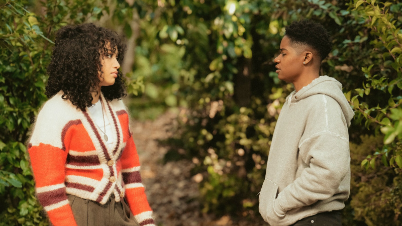   Samantha Logan ako Olivia Baker a Bre-Z ako Tamia Cooper sa rozprávajú v lese v All American sezóna 6, epizóda 6