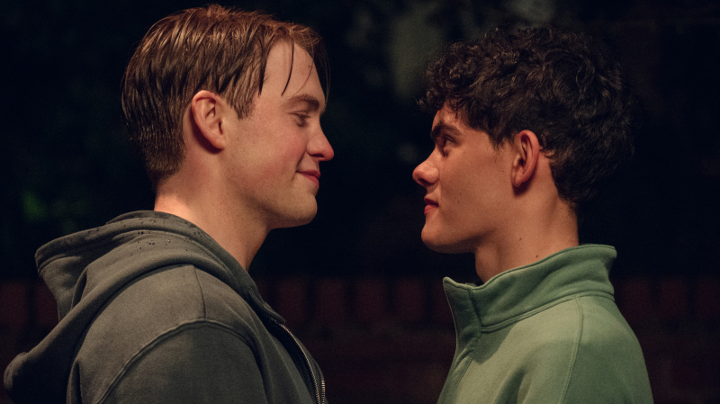 Ник и Чарли смотрят друг другу в глаза в 1-й серии 3-го сезона Heartstopper.