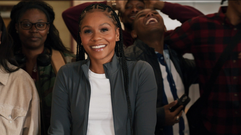   Geffri Maya ako Simone Hicks s úsmevom vo filme All American: Homecoming