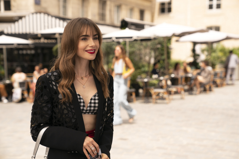   Emily In Paris Lily Collins ako Emily v epizóde 305 Emily In Paris Cr Stphanie BranchuNetflix 2022