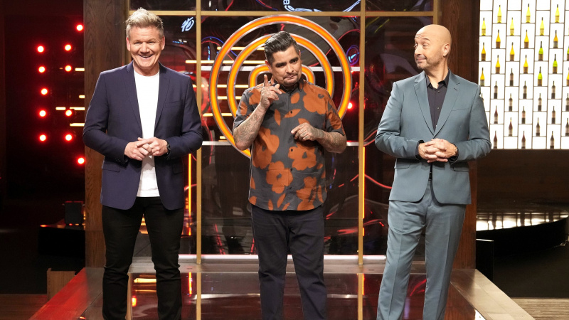   Hostiteľ/sudca Gordon Ramsay s porotcami Aarónom Sánchezom a Joeom Bastianichom v MasterChef Generations