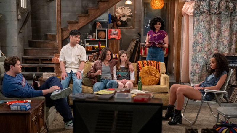   Max Donovan, Reyn Doi, Mace Coronel, Callie Haverda, Sam Morelos a Ashley Aufderheide v tom'90s Show