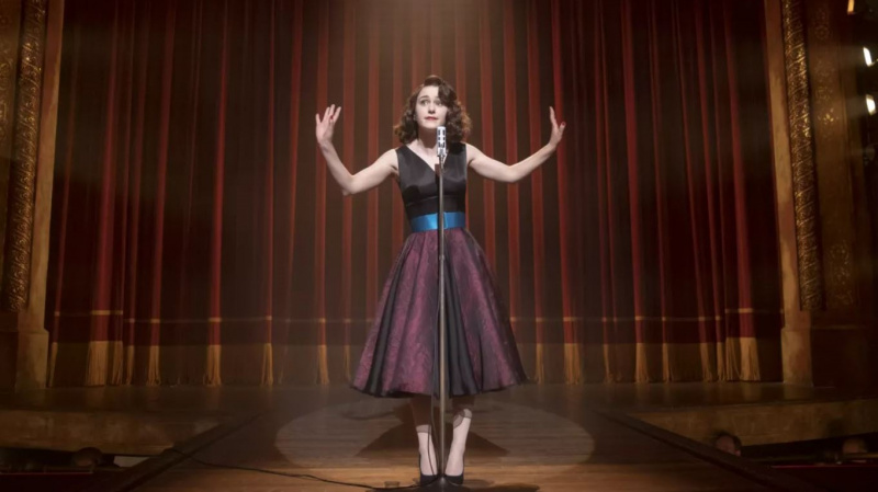   Rachel Brosnahan บนเวทีใน The Marvelous Mrs. Maisel