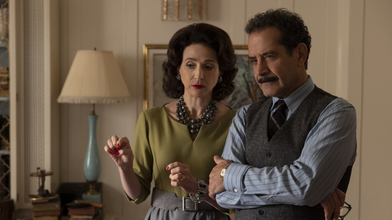   Marin Hinkle และ Tony Shaloub ใน The Marvelous Mrs. Maisel