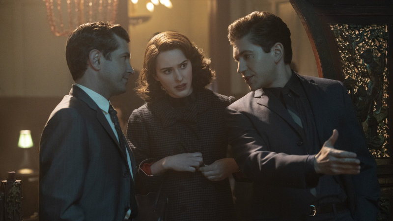   Joel Johnstone, Rachel Brosnahan และ Michael Zegen ใน The Marvelous Mrs. Maisel ซีซั่น 5