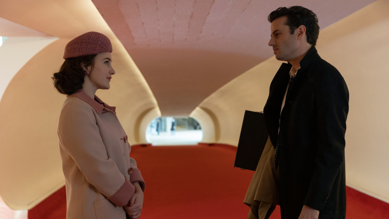   มิดจ์และเลนนี่ในโถงทางเดินยาวด้วยกันใน The Marvelous Mrs. Maisel Season 5