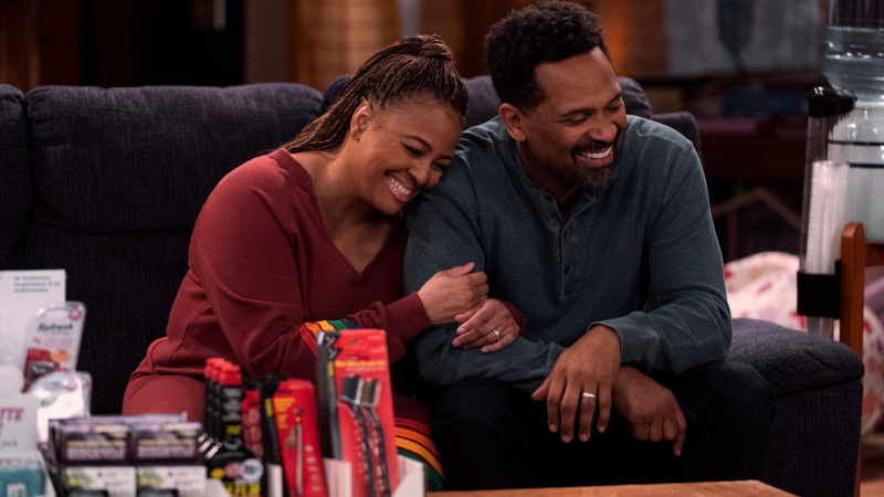  Kim Fields kaip Regina ir Mike'as Eppsas kaip Bennie, besišypsantis ant sofos „The Upshaws“ 3 sezone