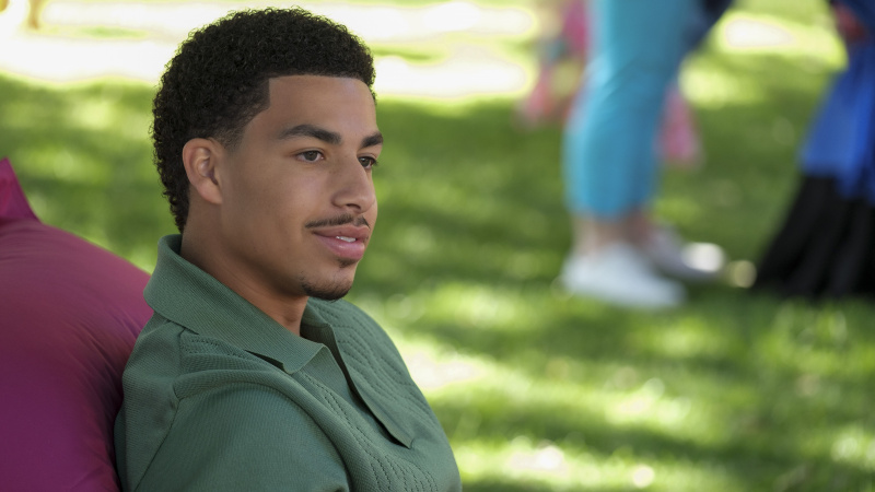  Ο Marcus Scribner ως Junior χαμογελά έξω στο Grown-ish