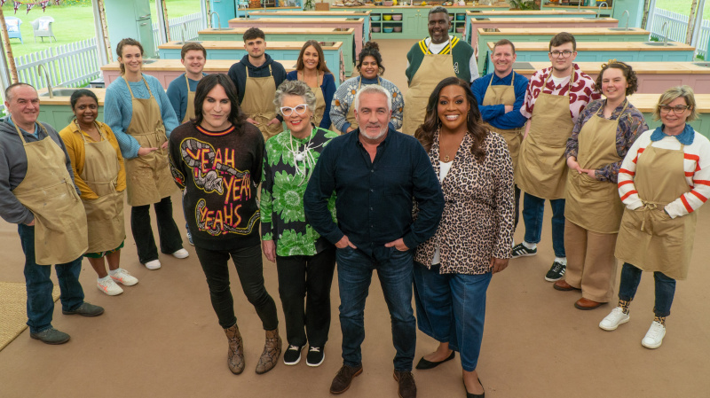 I concorrenti del Great British Bake Off 2023 in piedi in una tenda con i giudici e i presentatori