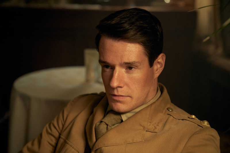   Connor Swindells vo filme SAS Rogue Heroes.