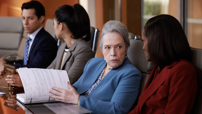 Kathy Bates, Matlock'un 4. bölümünde konferans masasında oturan Madeline Matlock rolünde