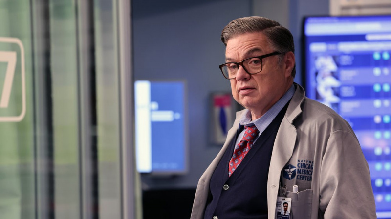 Oliver Platt ako Dr. Daniel Charles v Chicago Med