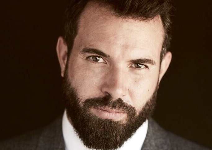   Ο Tom Cullen υποδύεται τον σύζυγο της Emma, ​​Robert.