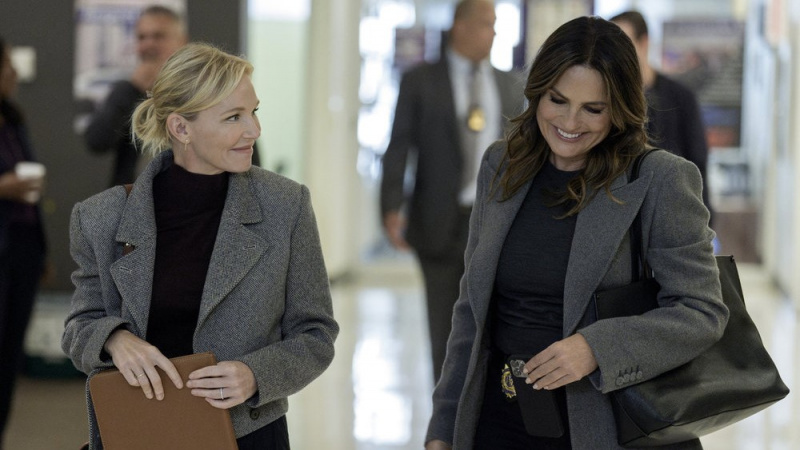   Kelli Giddish în rolul Amanda Rollins și Mariska Hargitay în rolul căpitanului Olivia Benson râzând în Law & Comanda: SVU sezonul 26 episodul 3