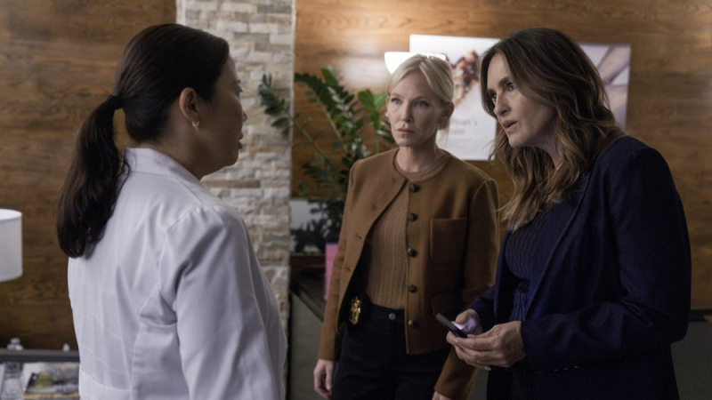   Kelli Giddish în rolul Amanda Rollins și Mariska Hargitay în rolul căpitanului Olivia Benson vorbind cu un doctor în Law & Order: SVU sezonul 26 episodul 3