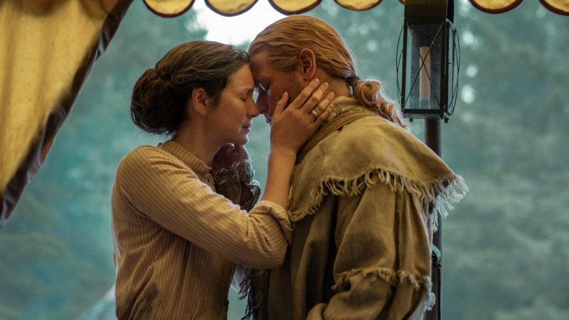   แคลร์และเจมี เฟรเซอร์โอบกอดกันใน Outlander ซีซั่น 7 ตอนที่ 7