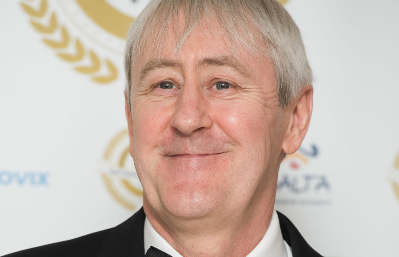 Nicholas Lyndhurst ยิ้มในพิธีมอบรางวัล