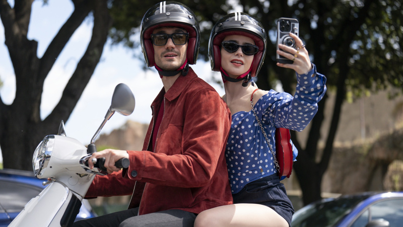 Eugenio Franceschini ca Marcello, Lily Collins ca Emily în Emily in Paris sezonul 4 episodul 9