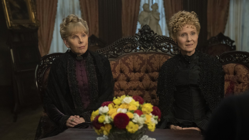   Christine Baranski en Cynthia Nixon in The Gilded Age