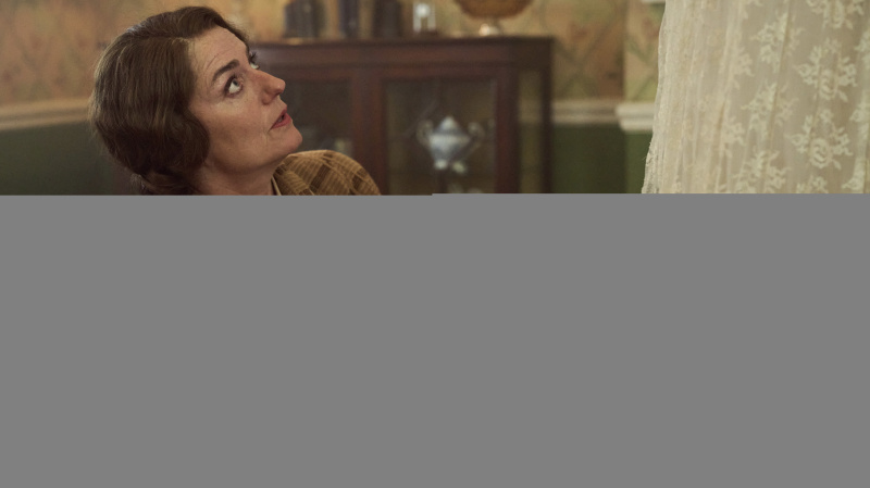   Anna Chancellor tumedas jopes, kui Muv kohendab Outrageous valget kleiti.