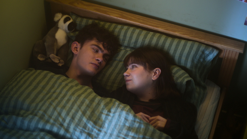   Heartstopper 3 сезон 5 серия Чарли и Тори болтают на его кровати
