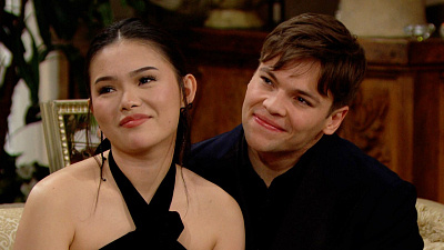   Luna (Lisa Yamada) a RJ (Joshua Hoffman) sedia spolu vo filme The Bold and the Beautiful