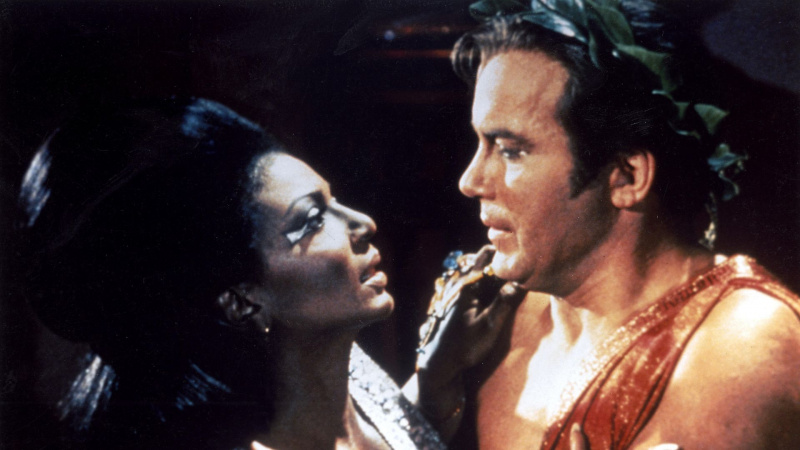   Studio Publicity Still alkaen"Star Trek" Nichelle Nichols, William Shatner 1969