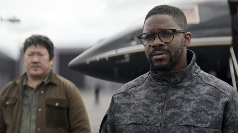   Benedict Wong ως Clarence, Jovan Adepo ως Saul Durand στο επεισόδιο 108 του 3 Body Problem