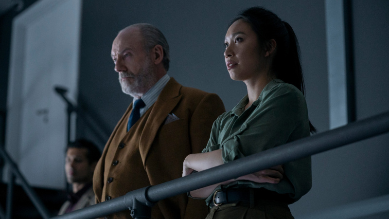   Liam Cunningham ως Wade, Jess Hong ως Jin Cheng στο επεισόδιο 108 του 3 Body Problem