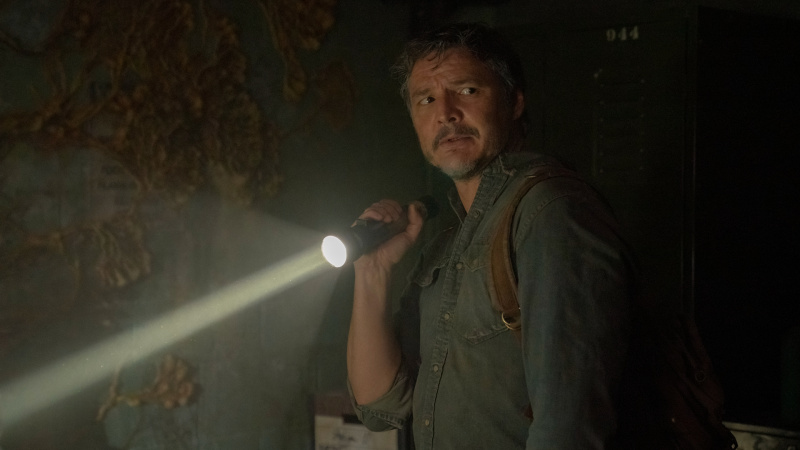   Joel (Pedro Pascal) taskulambiga filmis The Last Of Us
