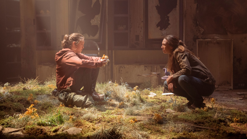   Ellie (Bella Ramsey) ja Tess (Anna Torv) istuvad koos samblasel künkal filmis The Last Of Us