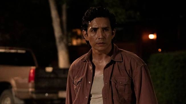   Tommy (Gabriel Luna) hoiab käes vintpüssi filmis The Last Of Us