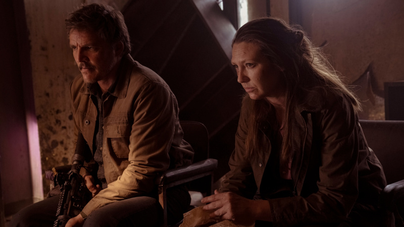  Joel (Pedro Pascal) ja Tess (Anna Torv) istuvad koos Last Of Usis