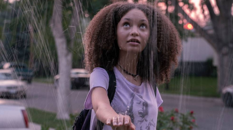   Sarah (Nico Parker) sirutab käe, et puudutada vihma filmis The Last Of Us