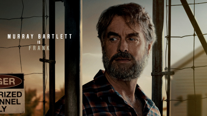  The LAst Of Us valatud plakat Frankiga (Murray Bartlett) seismas kettaia kõrval.