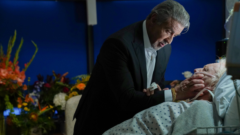   Sylvester Stallone a AC Peterson vo filme Tulsa King