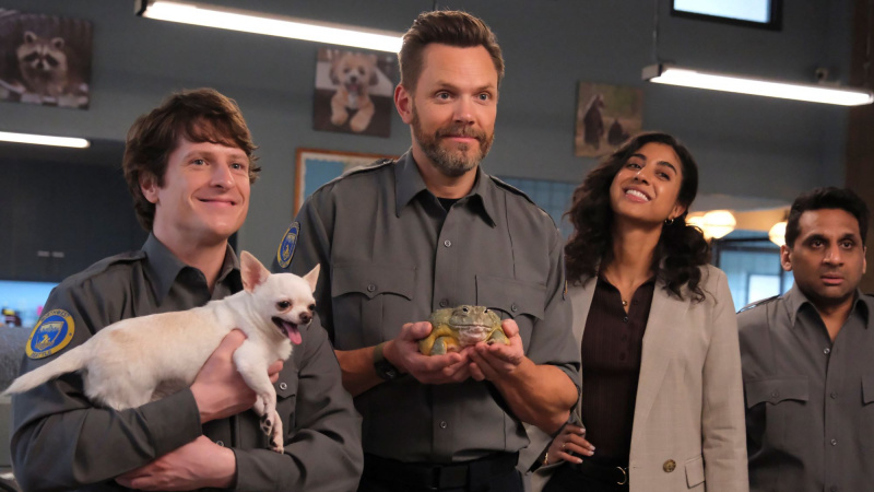 Michael Rowland, Joel McHale, Vella Lovell a Ravi Patel vo filme Animal Control