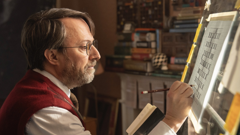   Davidas Mitchellas su akiniais kuria galvosūkį kaip Johnas Tayloras filme „Ludwig“.