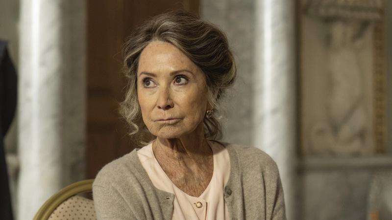   Felicity Kendal smėlio spalvos viršutinėje dalyje kaip ledi Bryce filme Ludwig.