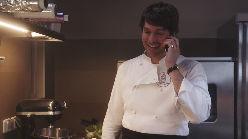   Lucas Bravo ca Gabriel în episodul 410 din Emily la Paris