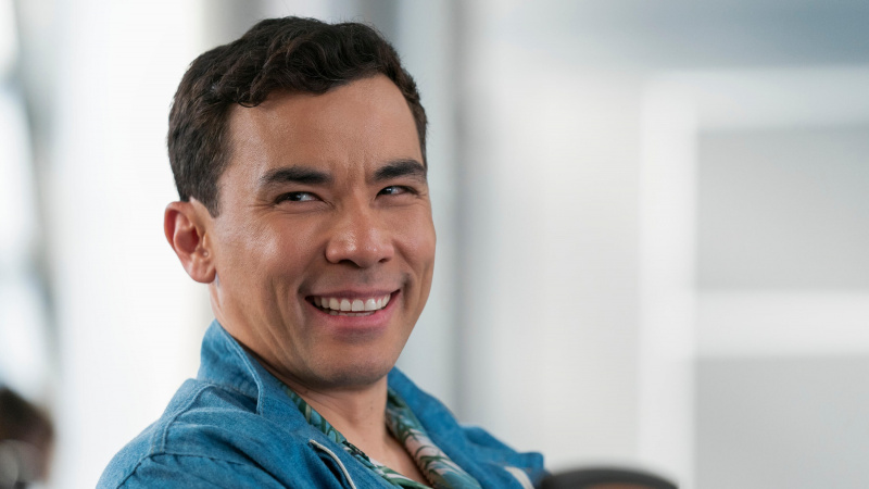  Conrad Ricamora ako Rory s úsmevom vo filme Ako zomrieť sám