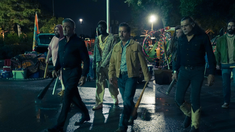 Justin Garcia-Pruneda, Sylvester Stallone, Jay Will, Max Casella, Dashiell Connery, Jonathan Joss a Martin Starr vo filme Tulsa King