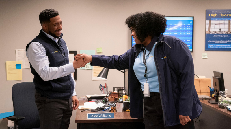   Jocko Sims a Natasha Rothwell ako Alex a Mel vo filme Ako zomrieť sám