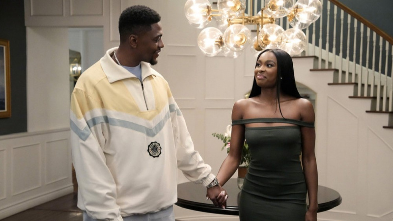   Justin Cornwell ca Lamarcus și Coco Jones ca Hilary ținându-se de mână în finala sezonului 3 de la Bel-Air