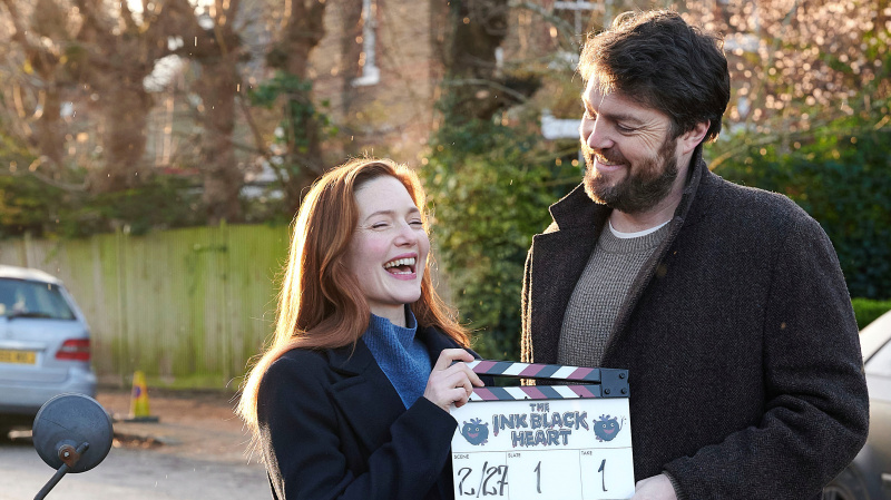 A Strike - The Ink Black Heart เบื้องหลังการถ่ายทำแสดง Robin Ellacott (Holliday Grainger) และ Cormoran Strike (Tom Burke) ในกองถ่าย