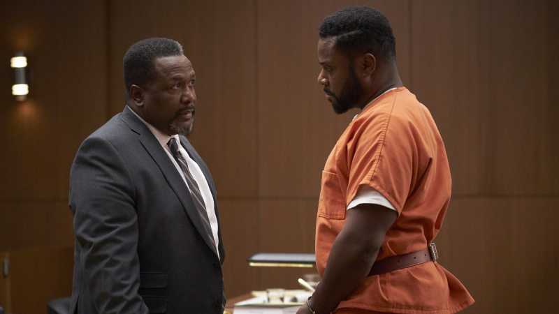   Ο Wendell Pierce και ο Malcolm-Jamal Warner στέκονται μέσα σε μια αίθουσα δικαστηρίου στο Accused
