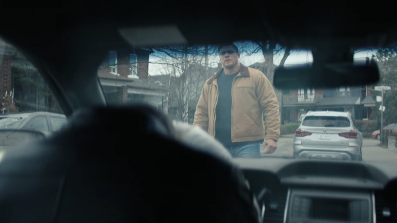   Jack Reacher มองผ่านหน้าต่างรถใน Reacher ซีซั่น 2 ตอนที่ 2